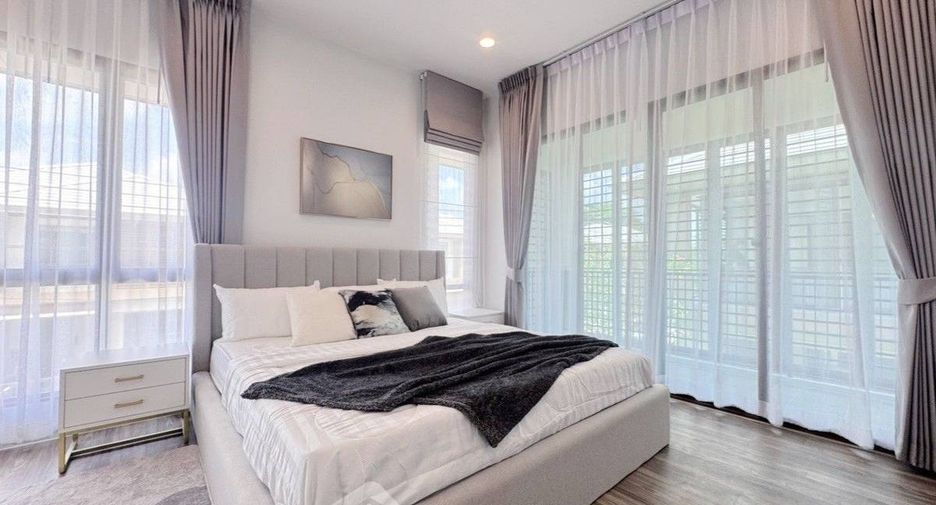 For rent 4 bedrooms house in Bang Kapi, Bangkok