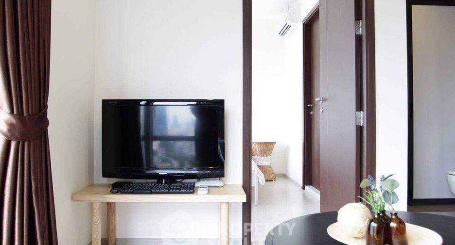 For rent 2 bedrooms condo in Huai Khwang, Bangkok