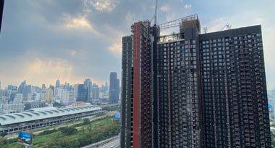 For rent 2 bedrooms condo in Huai Khwang, Bangkok