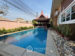 Casa en alquiler de 3 habitaciones en Bang Lamung, Chonburi