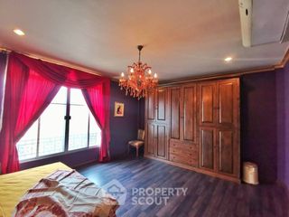 For rent 3 bedrooms townhouse in Yan Nawa, Bangkok