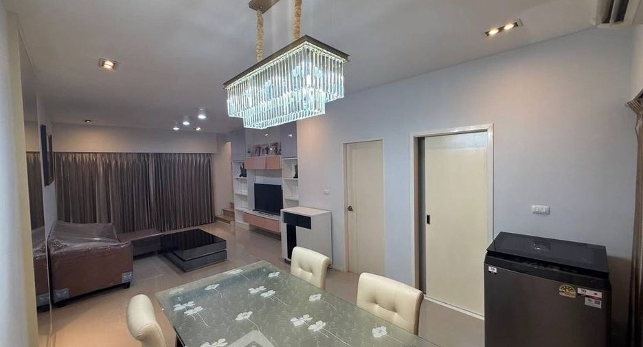 For rent 3 bedrooms townhouse in Suan Luang, Bangkok