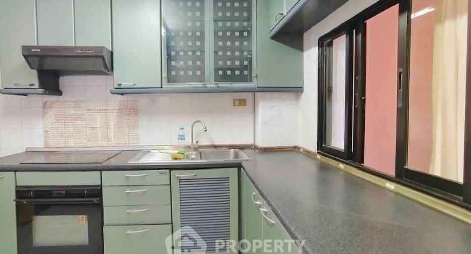 For sale 3 bedrooms condo in Watthana, Bangkok