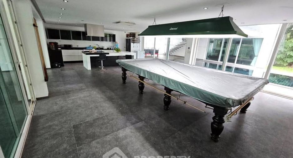 For rent 4 bedrooms house in Pratumnak, Pattaya