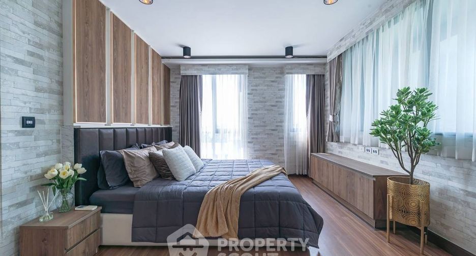 For sale 3 bedrooms condo in Phra Khanong, Bangkok