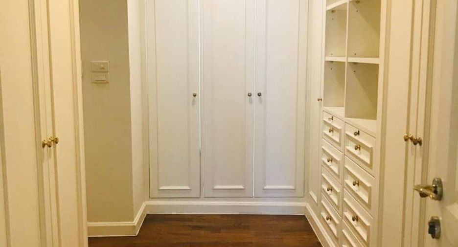 For rent 3 bedrooms apartment in Sathon, Bangkok
