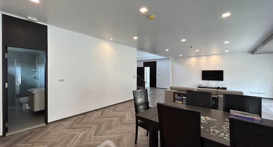 For rent 4 bedrooms apartment in Watthana, Bangkok