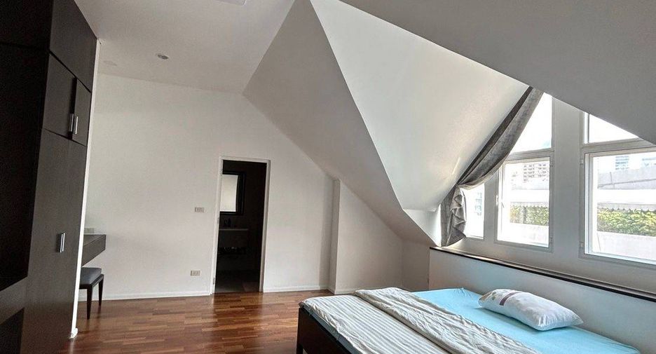 For rent 4 bedrooms apartment in Watthana, Bangkok