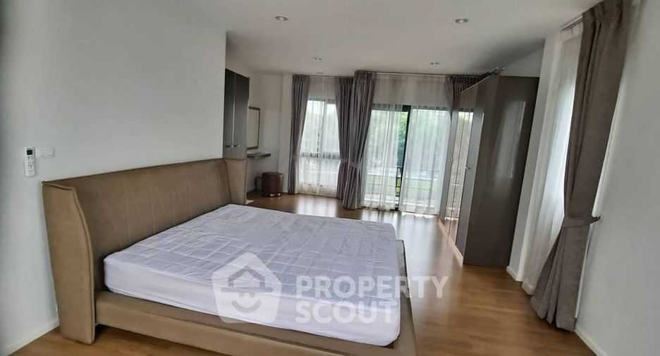 For rent 3 bedrooms condo in Saphan Sung, Bangkok
