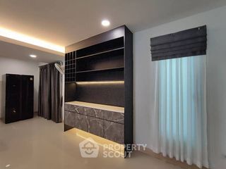 Casa en alquiler de 3 habitaciones en Bang Lamung, Chonburi