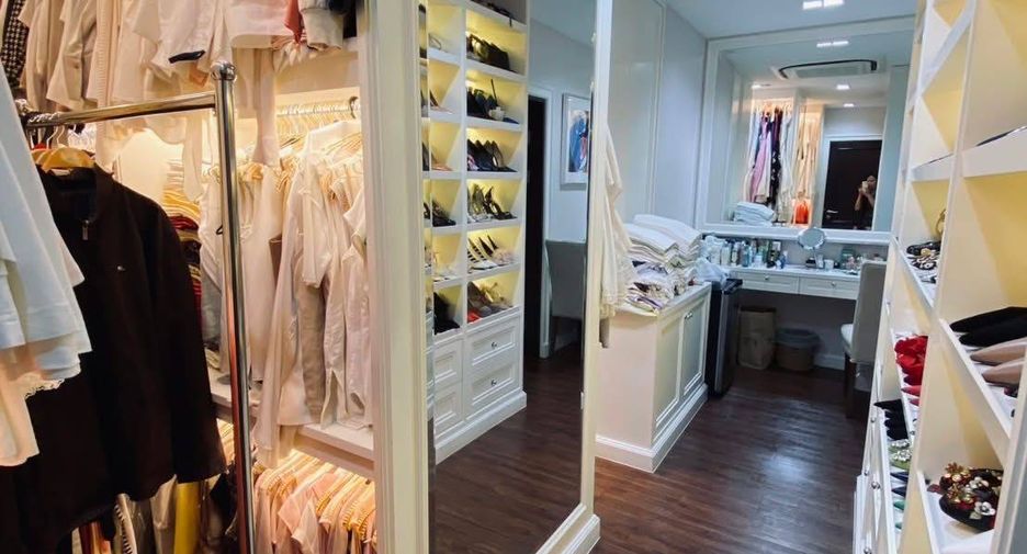 For sale 3 bedrooms condo in Ratchathewi, Bangkok
