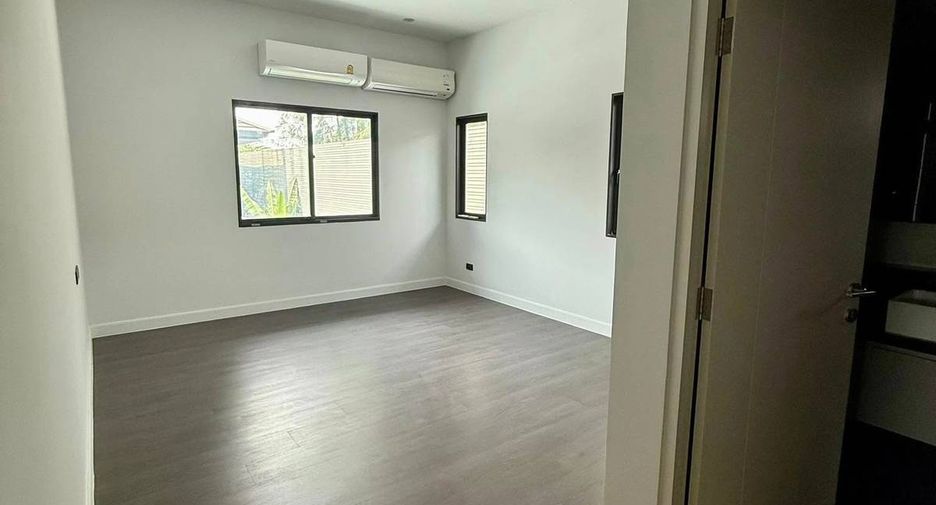 For rent 4 bedrooms house in Bang Kapi, Bangkok