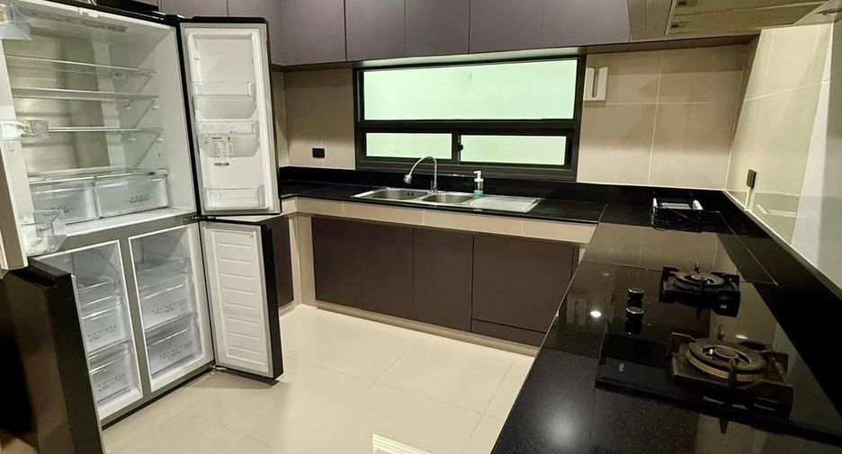 For rent 4 bedrooms house in Bang Kapi, Bangkok