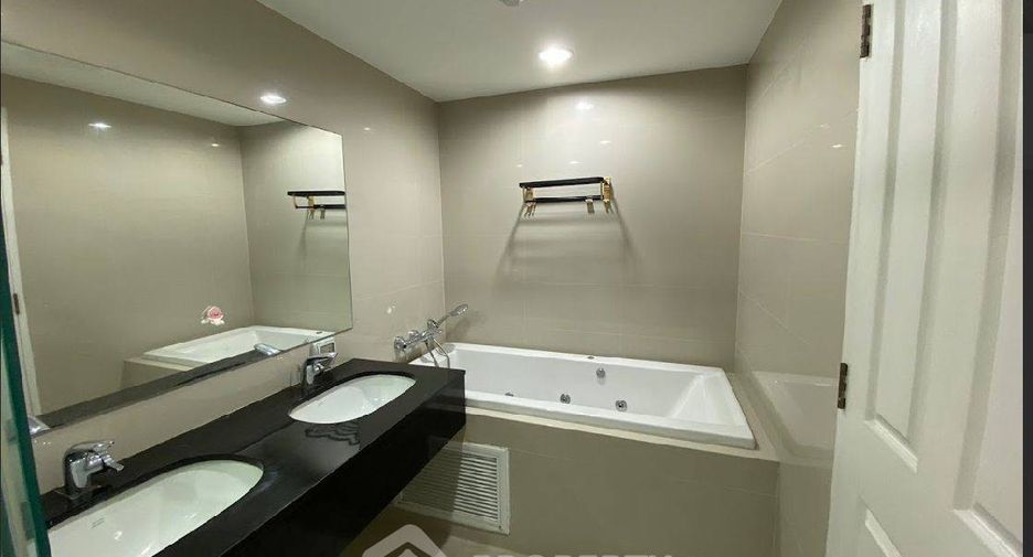 For rent 5 bedrooms condo in Huai Khwang, Bangkok