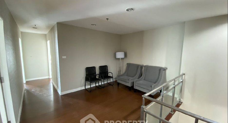 For rent 5 bedrooms condo in Huai Khwang, Bangkok