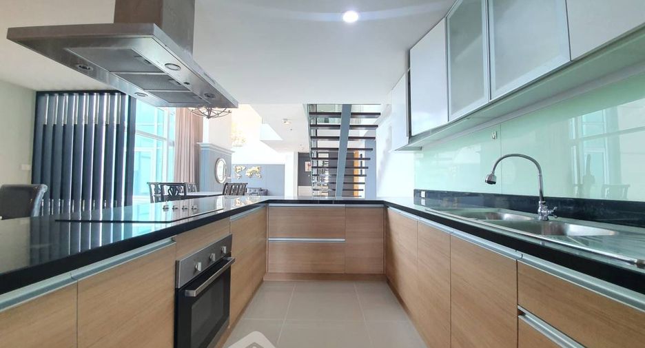 For rent 4 bedrooms condo in Watthana, Bangkok