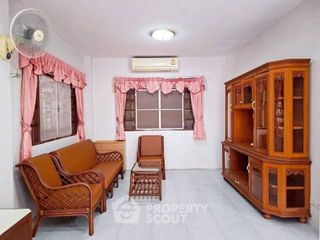 Casa en alquiler de 3 habitaciones en Bang Lamung, Chonburi