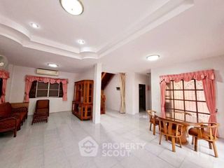 Casa en alquiler de 3 habitaciones en Bang Lamung, Chonburi