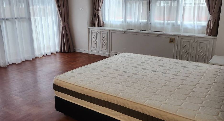 For rent 4 bedrooms apartment in Watthana, Bangkok