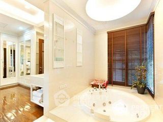 For rent 4 ベッドルーム house in Yan Nawa, Bangkok