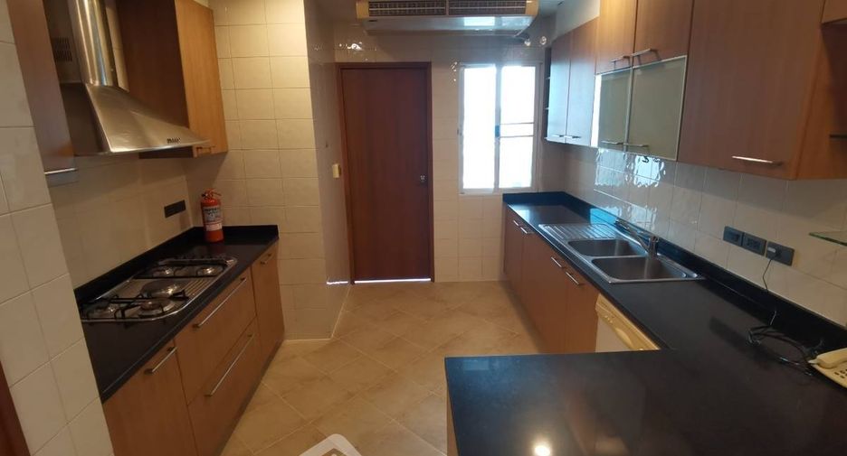 Apartamento en alquiler de 3 habitaciones en Khlong Toei, Bangkok