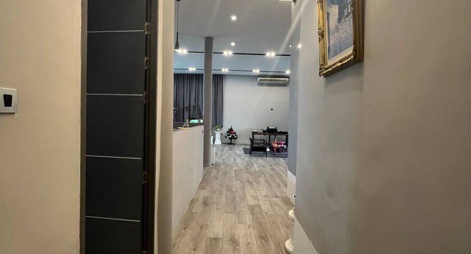 For rent 2 bedrooms apartment in Watthana, Bangkok