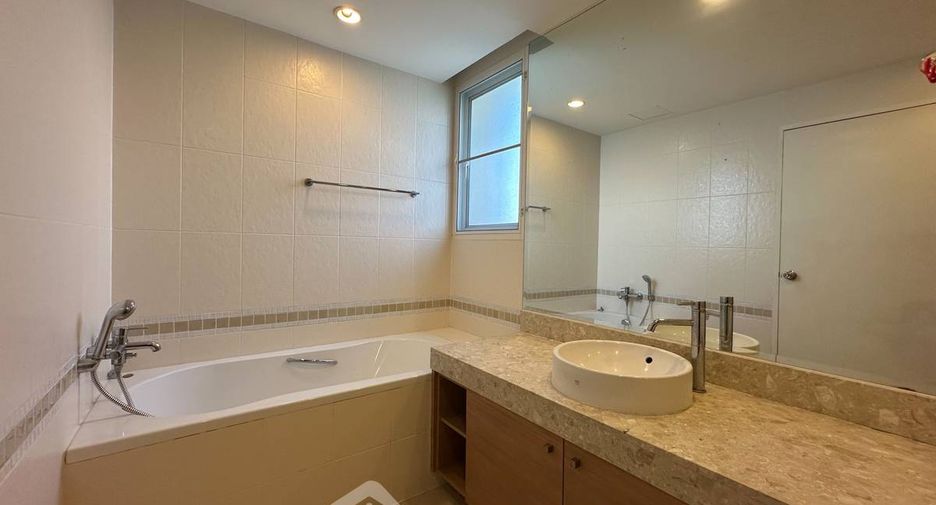 Condo en alquiler de 3 habitaciones en Khlong Toei, Bangkok