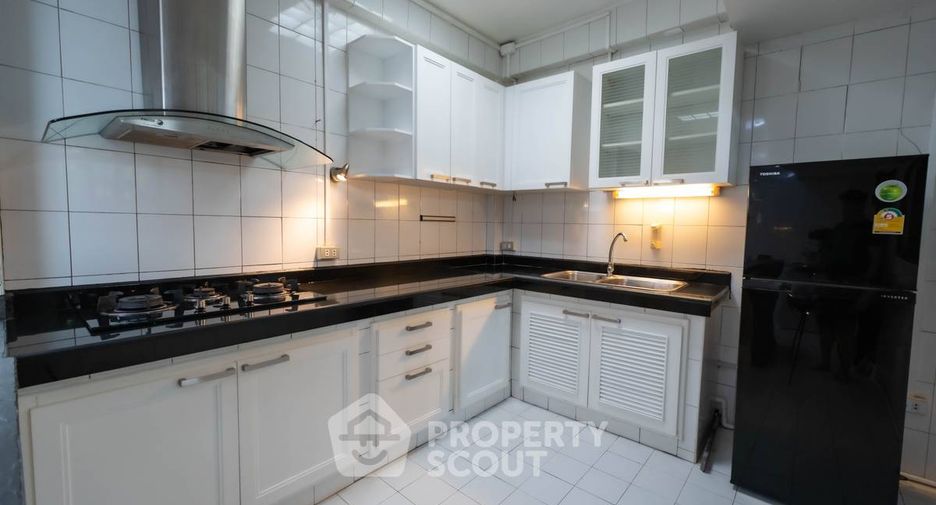 Reihenhaus zur Miete mit 5 Zimmer in Watthana, Bangkok