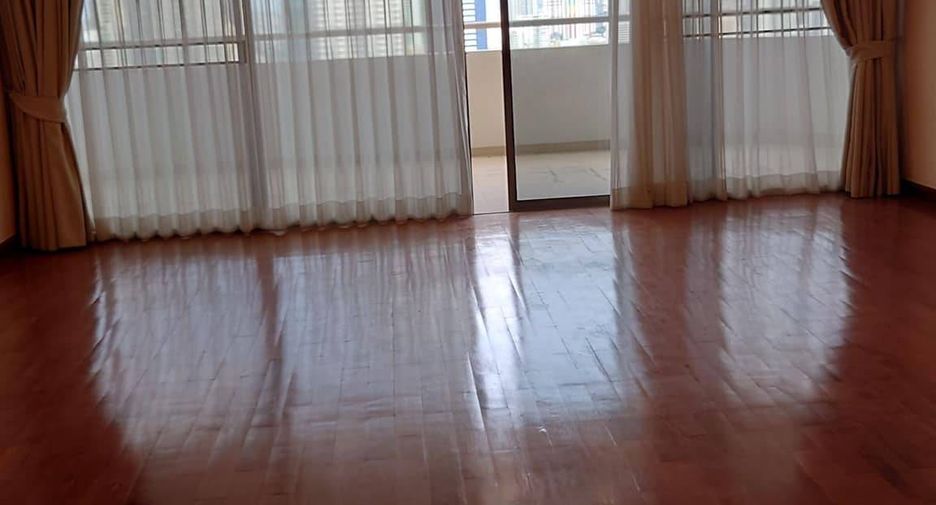 For rent 3 bedrooms condo in Watthana, Bangkok