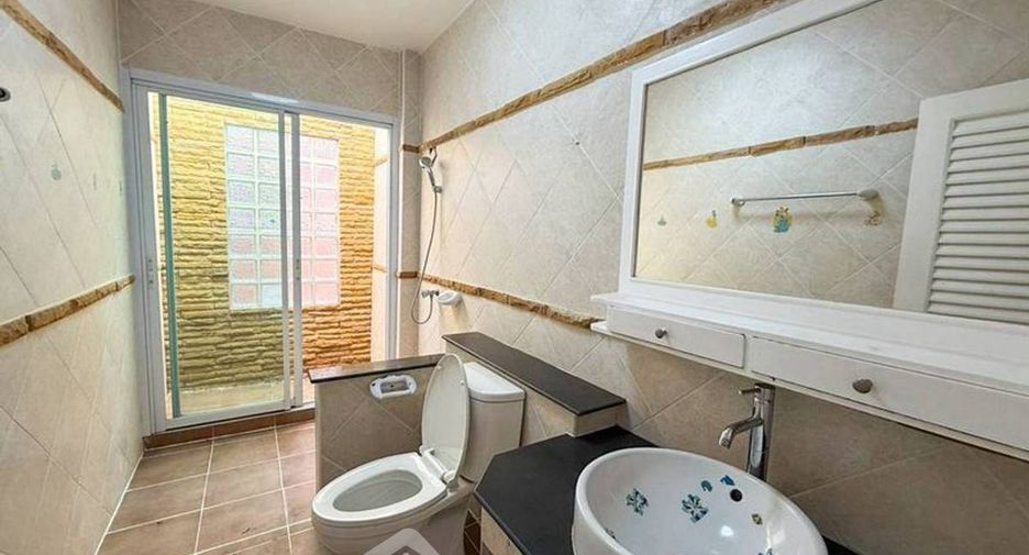 Продажа 3 спальни дом в Si Racha, Чонбури