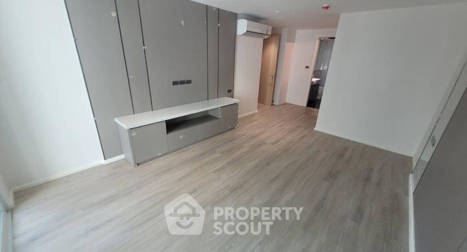 For rent 4 bedrooms apartment in Watthana, Bangkok