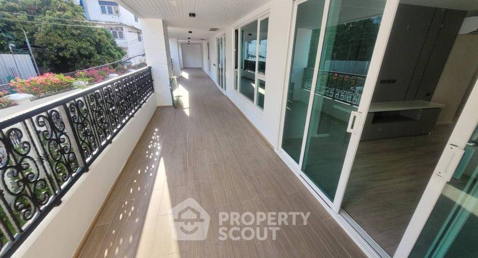 For rent 4 bedrooms apartment in Watthana, Bangkok