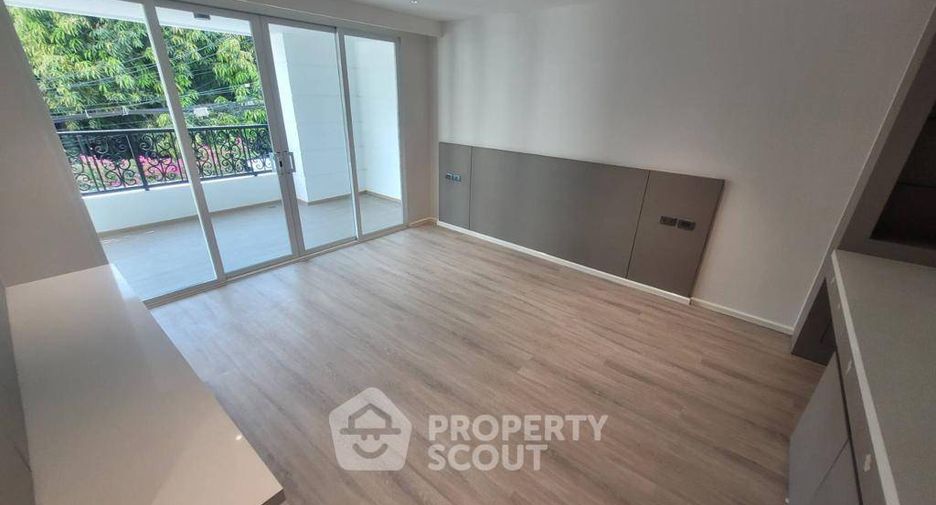 For rent 4 bedrooms apartment in Watthana, Bangkok
