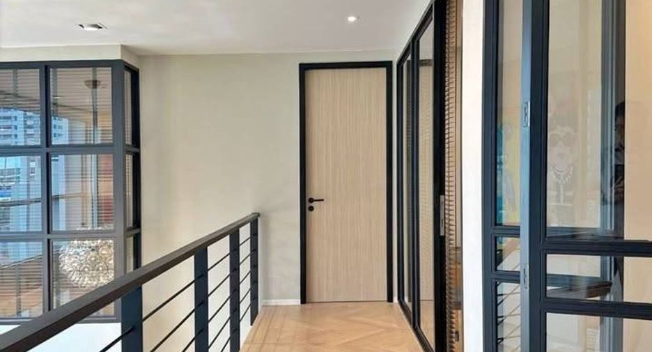 For sale 4 bedrooms condo in Watthana, Bangkok