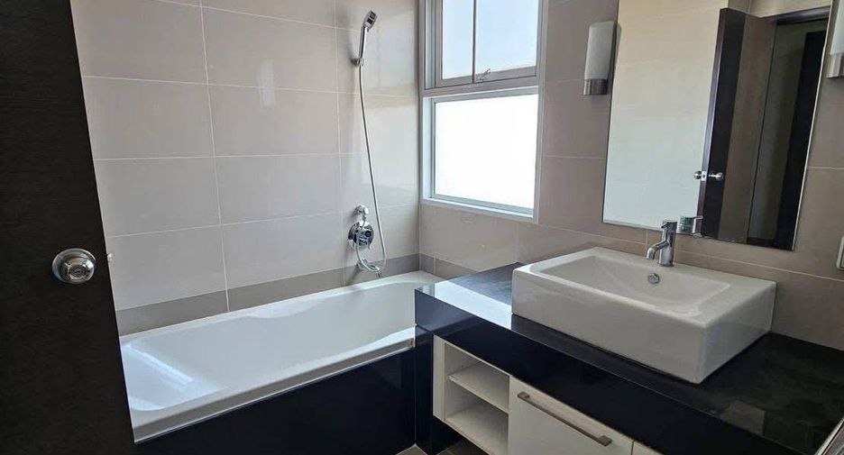 For rent 3 bedrooms condo in Bang Kho Laem, Bangkok