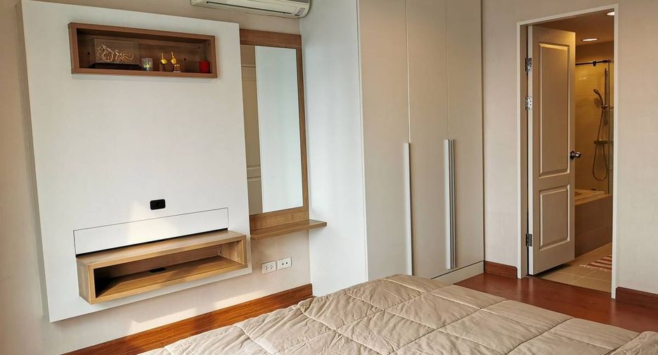 For rent 3 bedrooms condo in Huai Khwang, Bangkok