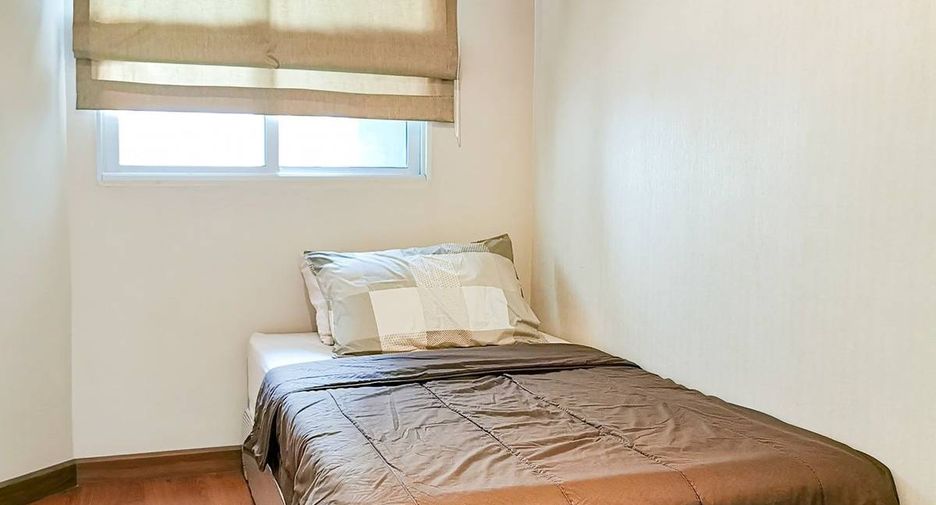 For rent 3 bedrooms condo in Huai Khwang, Bangkok