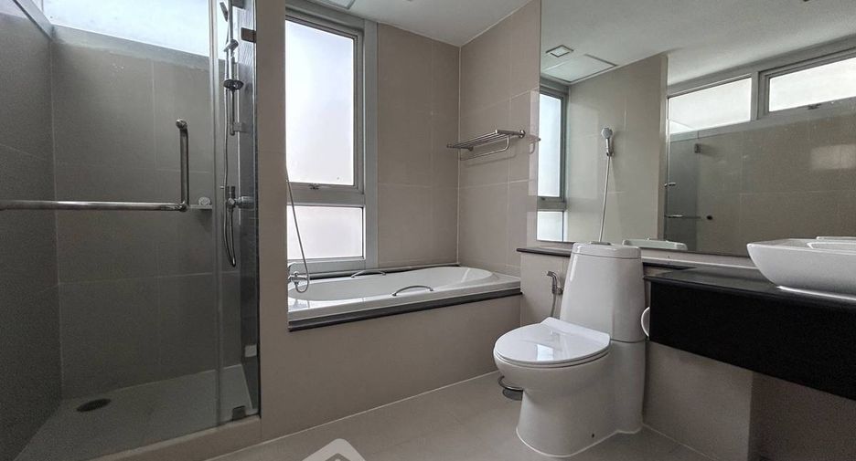 For rent 3 bedrooms condo in Khlong Toei, Bangkok