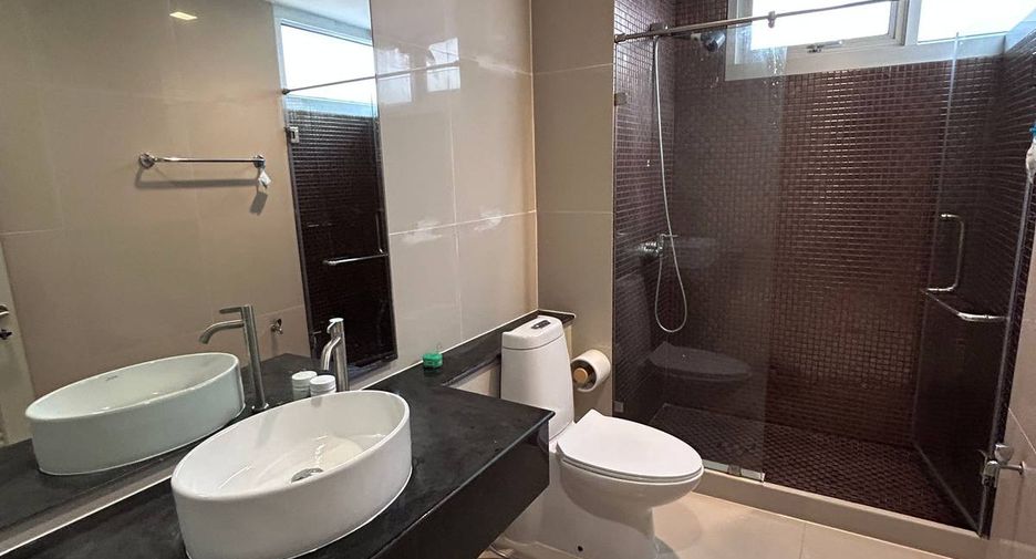 For rent 3 bedrooms condo in Khlong Toei, Bangkok