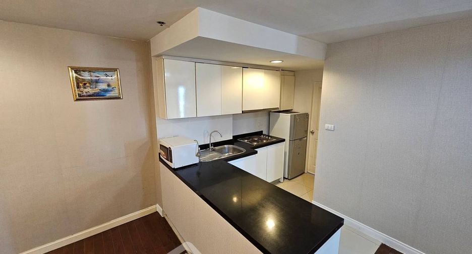 For rent 2 bedrooms condo in Huai Khwang, Bangkok