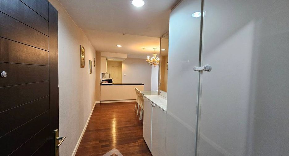 For rent 2 bedrooms condo in Huai Khwang, Bangkok