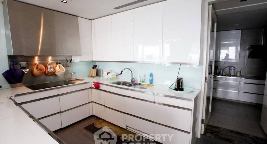 For rent 3 bedrooms condo in Sathon, Bangkok