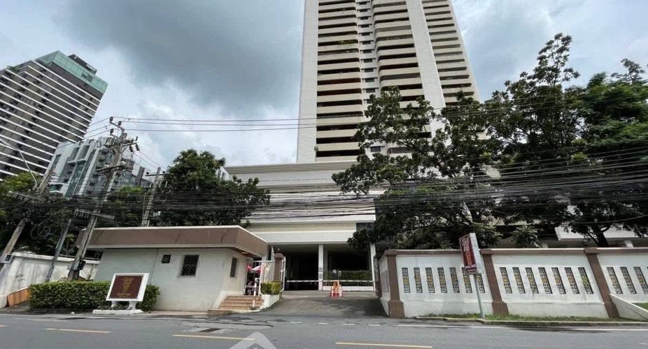 For rent 4 bedrooms condo in Watthana, Bangkok