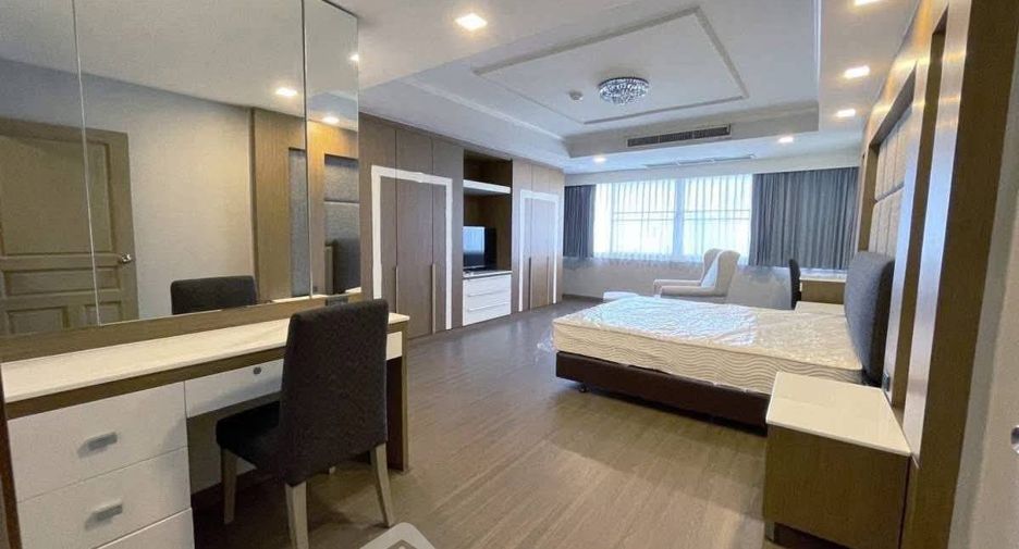 For rent 4 bedrooms condo in Watthana, Bangkok