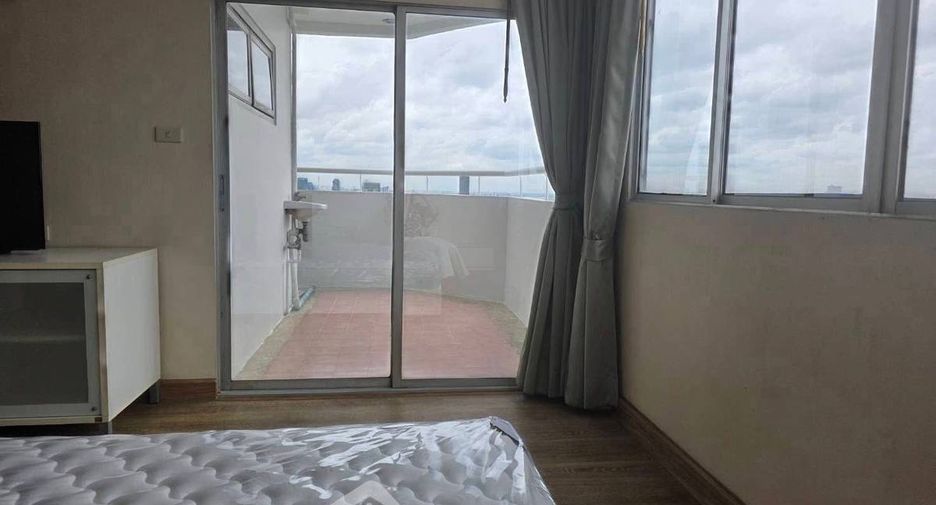 For rent 3 bedrooms condo in Khlong Toei, Bangkok