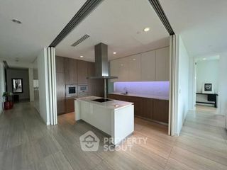 For rent 3 bedrooms condo in Pathum Wan, Bangkok
