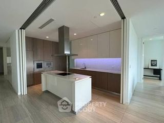 For rent 3 bedrooms condo in Pathum Wan, Bangkok