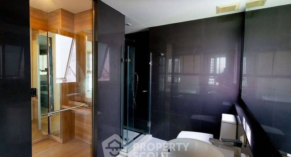 For rent 2 bedrooms condo in Phra Khanong, Bangkok
