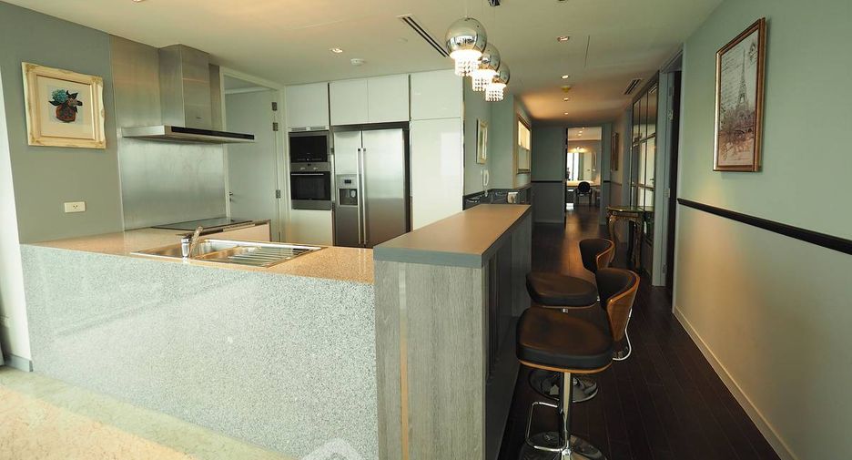 For rent 3 bedrooms condo in Yan Nawa, Bangkok