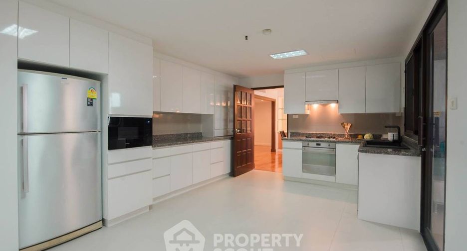 For rent 3 bedrooms condo in Khlong Toei, Bangkok